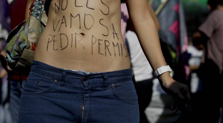 Libro contra el feminismo “revoltoso” y la ideología de género desata polémica