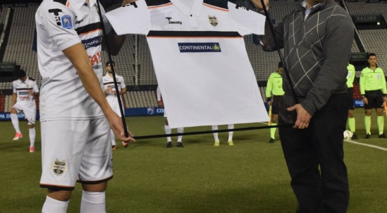 Cumplen cien partidos y le rinden homenaje