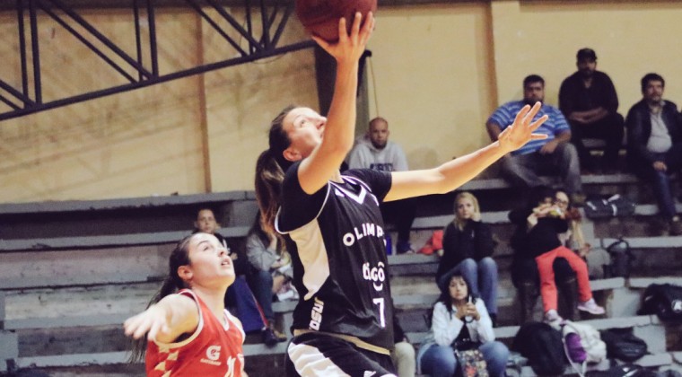Se anota en la final del basquetbol en damas