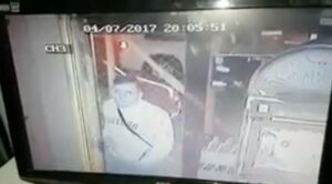 Entre copas robó un televisor, se arrepintió y lo devolvió
