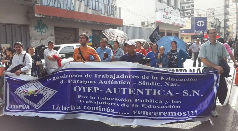 Protesta de docentes por mayor suba salarial