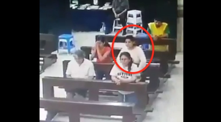 VIDEO| Mientras rezaba en iglesia le robaron su celular, joven mujer fue detenida