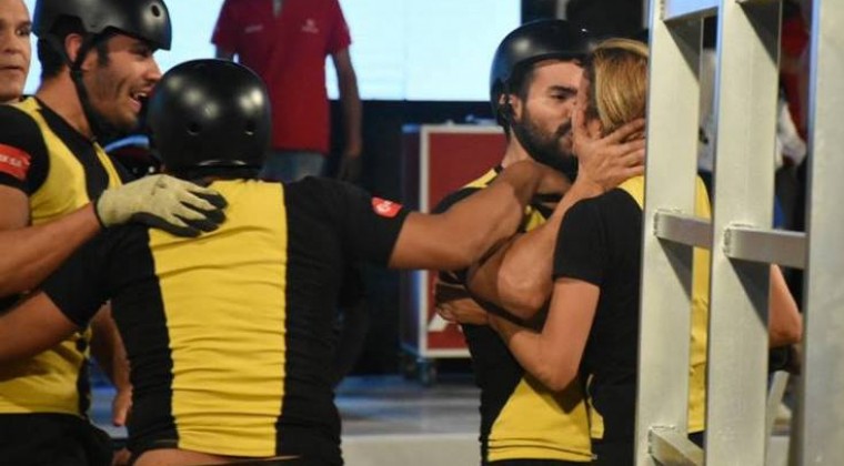 VIDEO | Derliz besa en la boca a esposa de Javier y tambalea el matrimonio glam