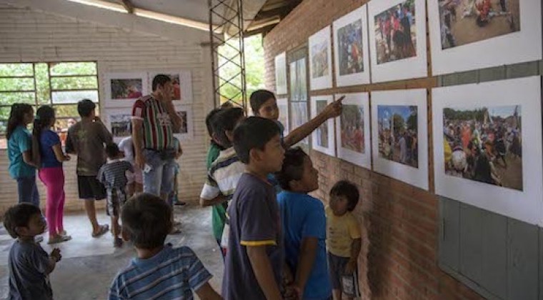 Fotografías del Arete Guasu exhibidas en Mariscal Estigarribia y Filadelfia