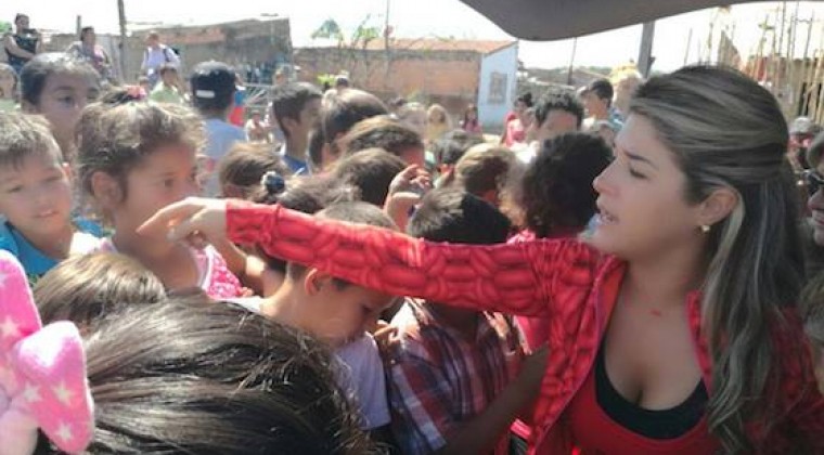 VIDEO | A pesar de las críticas Cynthia Tarragó llevó víveres a niños carenciados