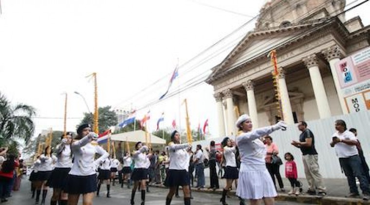 Estudiantes y campesinos desfilaron en la capital