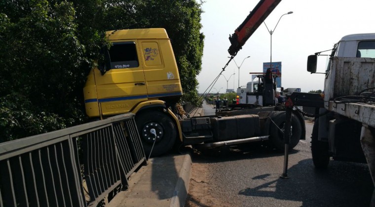 Triple choque: Scania va a parar al borde del viaducto