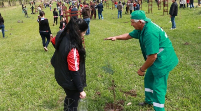 Estudiantes plantan más de 1.000 árboles en el Jardín Botánico