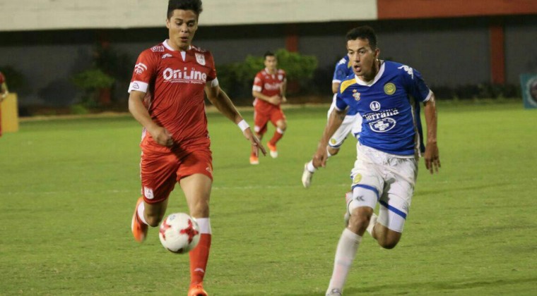 Empata y mantiene el liderato a duras penas