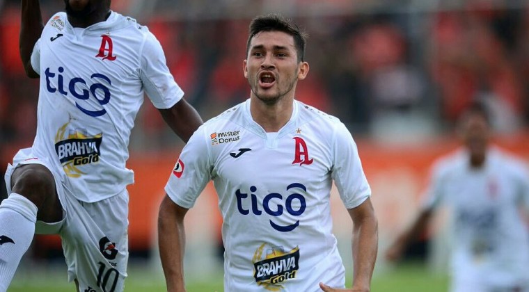 Marca y se convierte en el máximo goleador