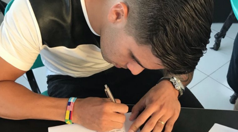 Por fin estampa su firma con el Aurinegro