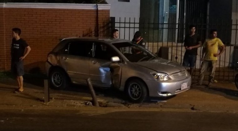 Se “tragó” una curva y terminó sobre la vereda