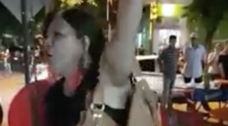 Dijo ser candidata a diputada y causó escándalo por un lomito: “me tiró salsa de soja”