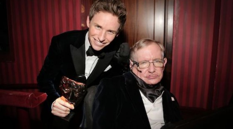 Eddie Redmayne le rinde tributo a Stephen Hawking