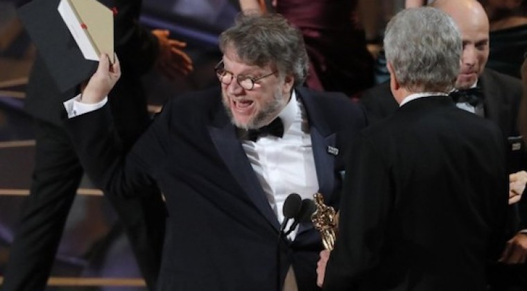 VIDEO | Del Toro y una escena graciosa con los actores que anunciaron el error en 2017