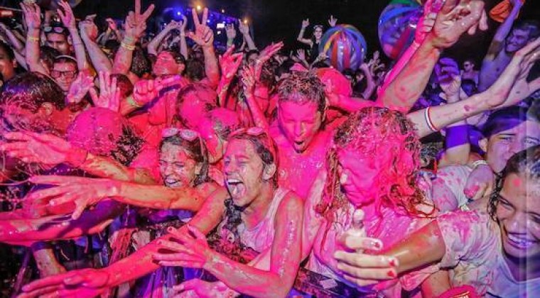 Previa del feriado con música y mucho color