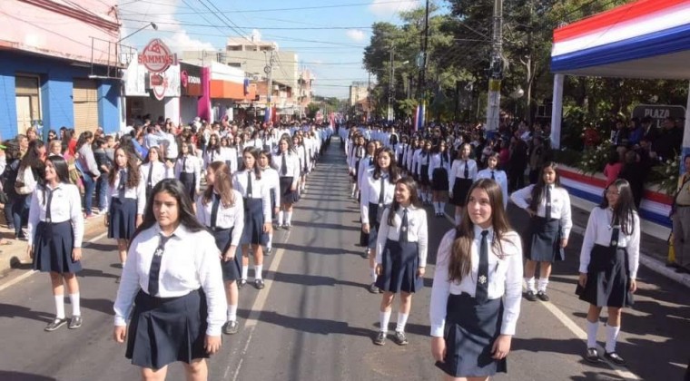Estudiantes desfilan en homenaje a la patria