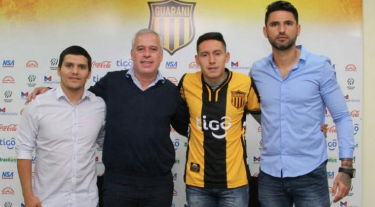 Ya se puso la camiseta de su nuevo equipo