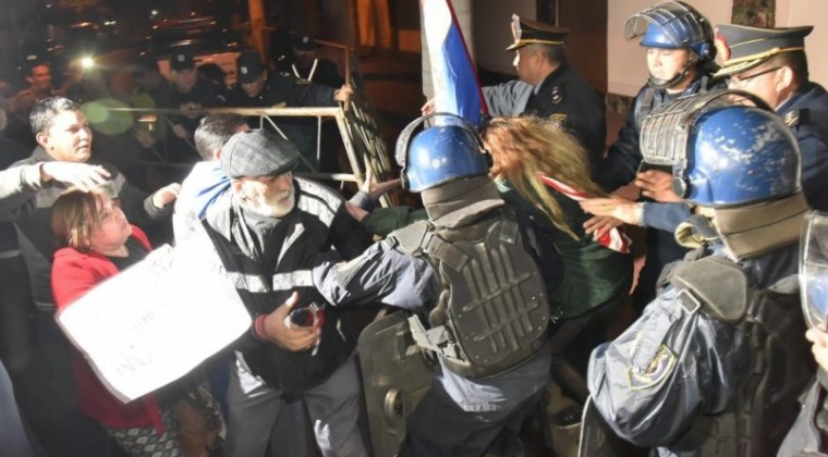 Periodista denuncia acoso por parte de comisario y él responde: “tiene que alegrarse”