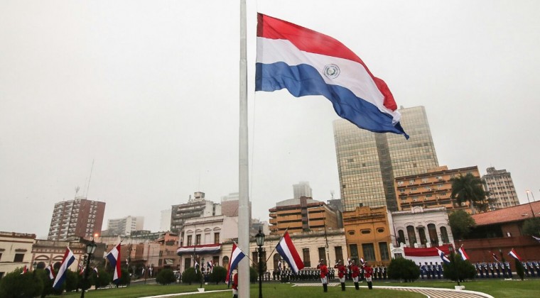 La tricolor paraguaya cumple 176 años como símbolo patrio