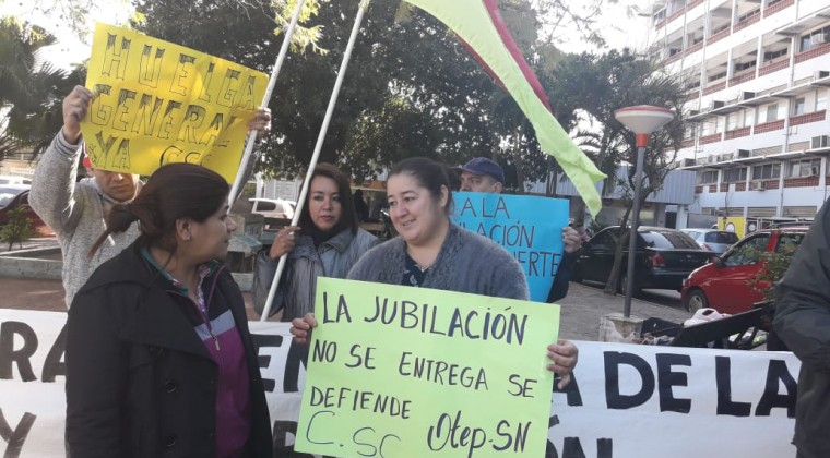 Docentes protestan contra ley de Jubilaciones
