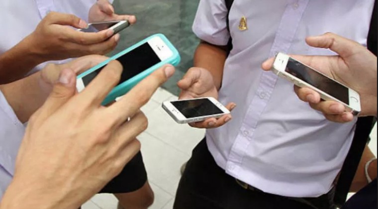 Senado estudia restringir uso de celulares en colegios