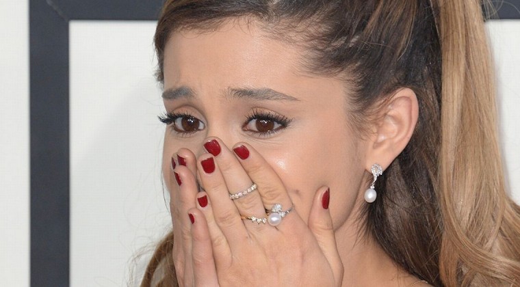 Ariana Grande se tatuó en japonés “parrilla” en vez del nombre de su álbum