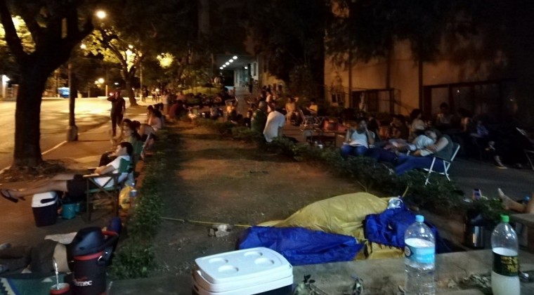 Tradición de cada año: jóvenes acampan frente al Ministerio de Defensa para estudiar inglés