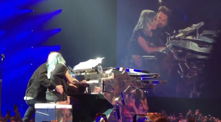 VIDEO | Bradley Cooper sorprende a Lady Gaga en Las Vegas para cantar “Shallow”