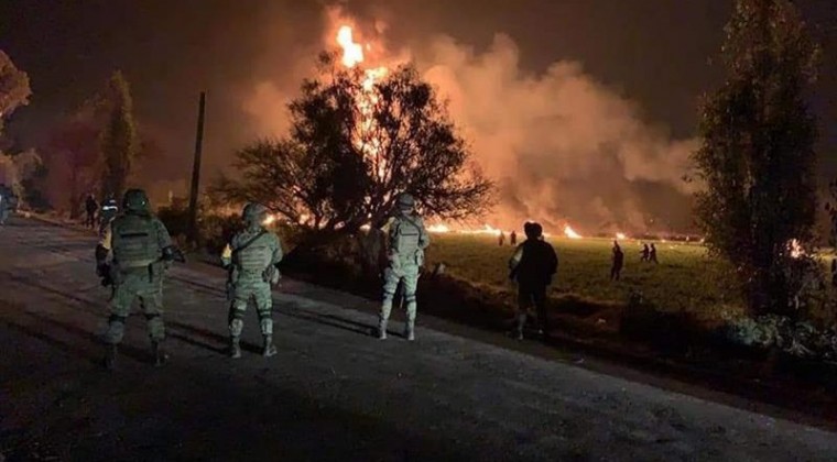 Al menos 21 muertos al explotar una toma clandestina de gasolina en México