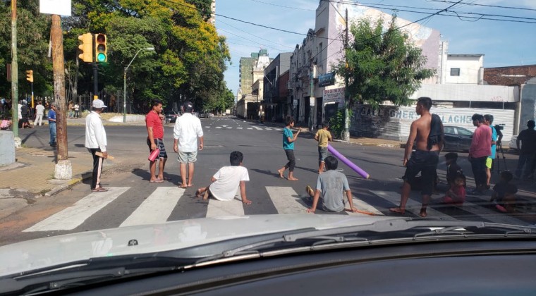 Por acampar con sus hijos titular de Indi amenaza dejar a nativos sin víveres, y eleva la irritación