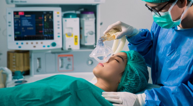 Seguros privados reemplazan a anestesiólogos con trayectoria por profesionales sin experiencia, denuncia gremio