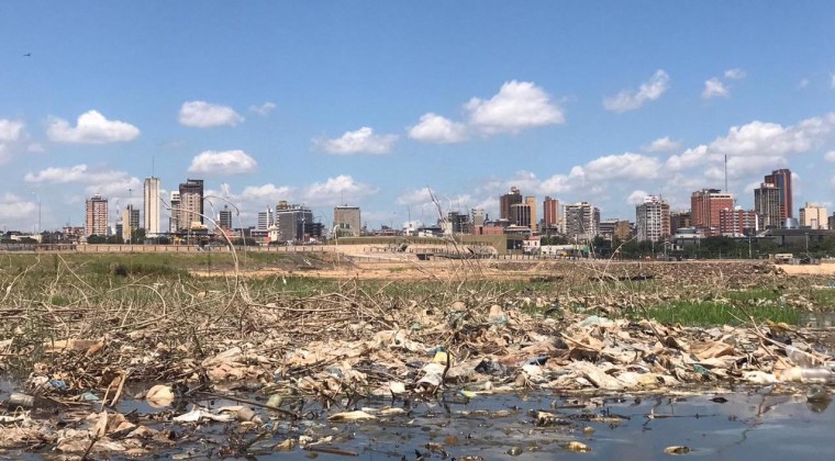 Basura en el río Paraguay, una postal de nunca acabar en la Madre de Ciudades