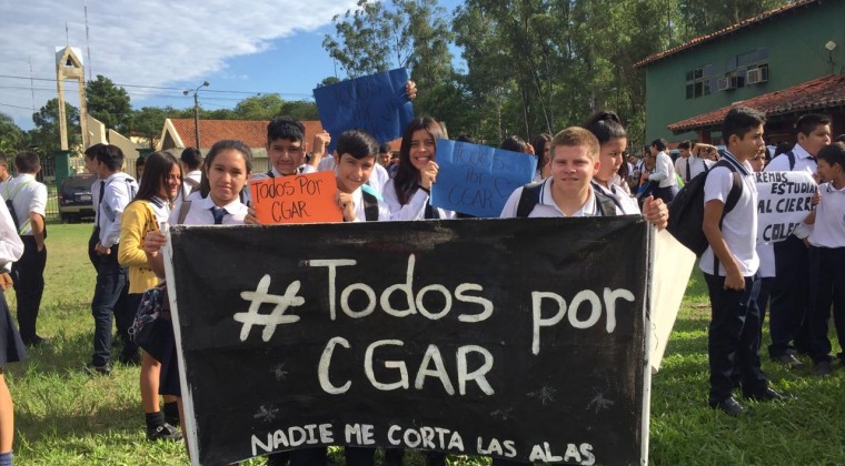 Peligro de derrumbe: alumnos exigen refacción y rechazan cierre de las aulas