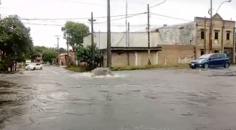 Colapso de desagüe cloacal produce “géiser” de aguas negras sobre tramo de futuro viaducto