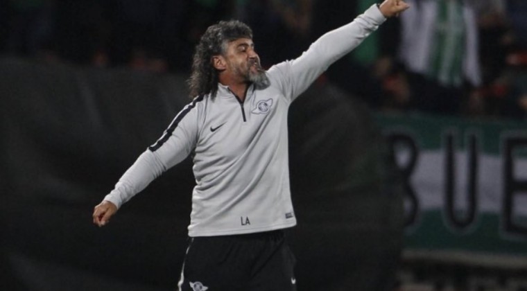 Sólo quiso hacer show queriendo entrar al club