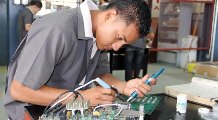 Jóvenes: 6 de cada 10 buscan ser oficinistas, mientras empleo y plata están en mandos medios