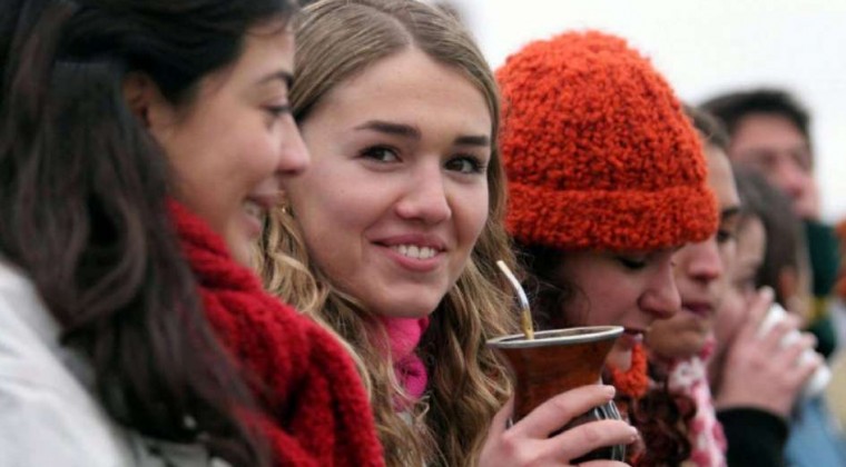 Ni besos ni mate: compartir utensilios y el contacto directo propicia dispersión de influenza