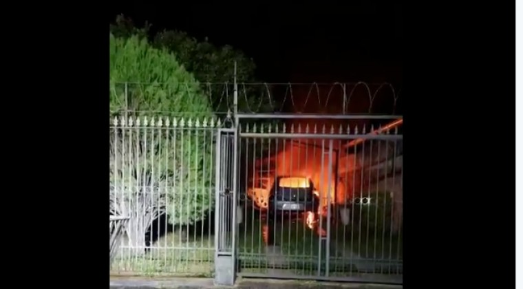 Se incendian dos vehículos dentro de una casa