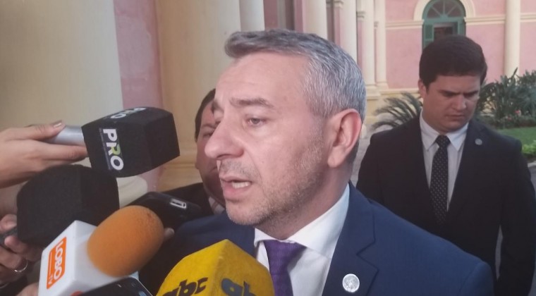Tras denuncia que le ocultaron datos y mintieron, Abdo baraja figuras para llenar cargos