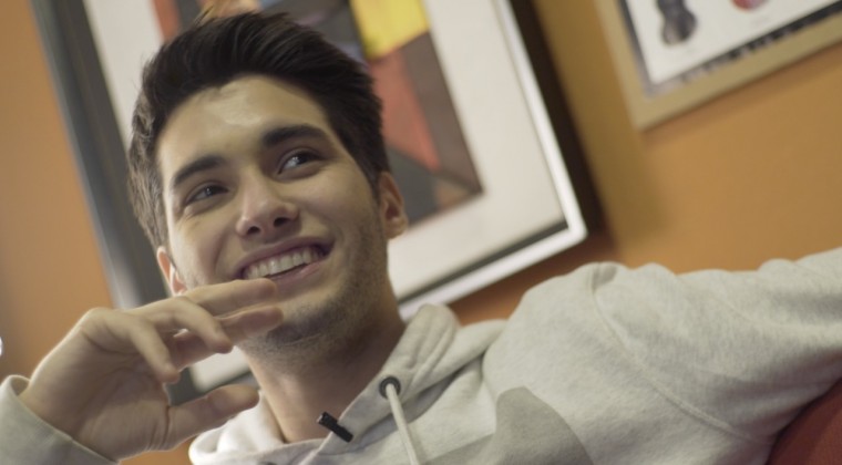 Un cantante en ascenso: Acho Laterza elige un estilo “versatil” en el mundo de la música