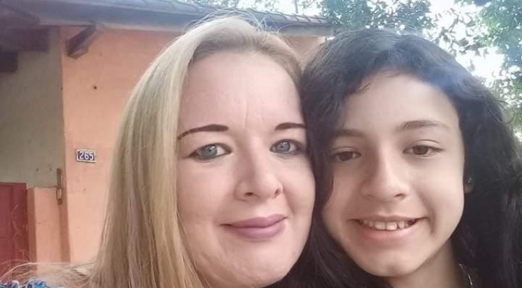 Fue al hospital por cólicos, la medicaron, sufrió un paro y desde entonces permanece en coma