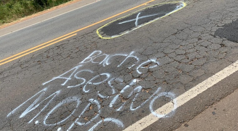 Tapan bache que causó fatal accidente: “Sinvergüenzas que hacen mal las obras”