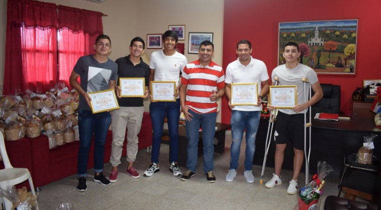 Homenajean a aregueños que se destacaron en la temporada