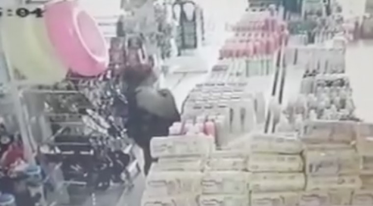 Mujer robó productos y los guardó en su ropa interior, tiene 13 antecedentes