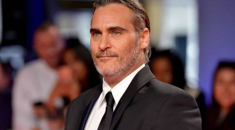 Joaquín Phoenix visitó un matadero de cerdos nada más ganar el premio SAG