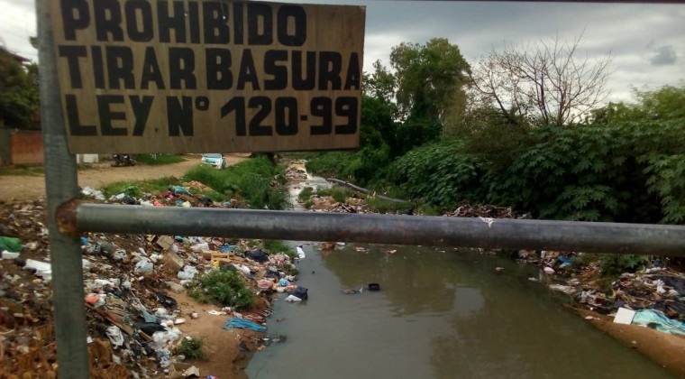 Se “esmeran” para intoxicar cauce hídrico y a vecinos, la comuna no actúa ni responde