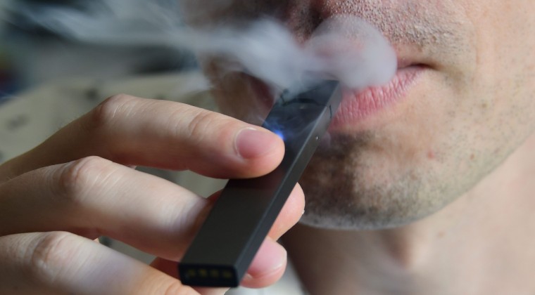 Analizan un posible caso de cáncer de amígdalas por uso del vapeador