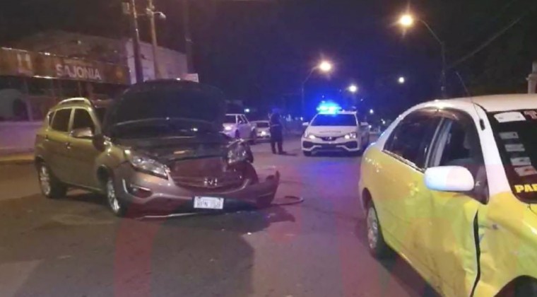 Mujer chocó contra un taxi: conductor iba por vía preferencial y sufrió cortes