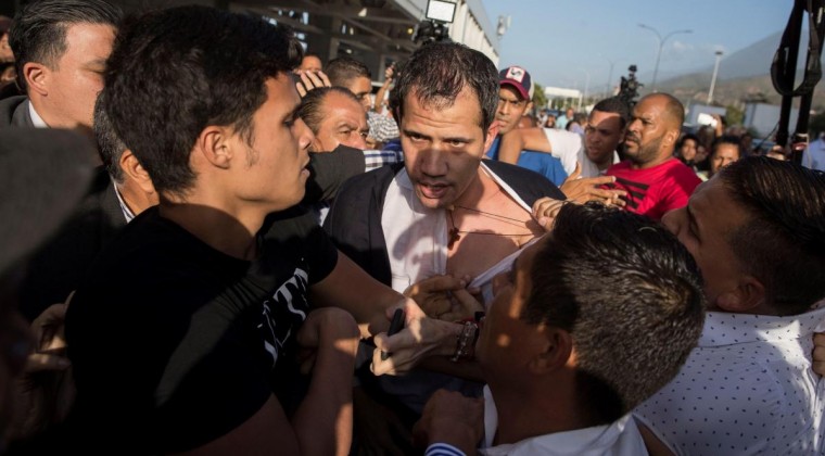 Guaidó recibe golpes y empujones de muchedumbre chavista al llegar a Caracas